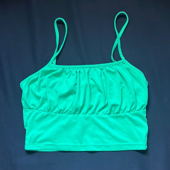 Green ruffle crop top - Picture 1 of 4